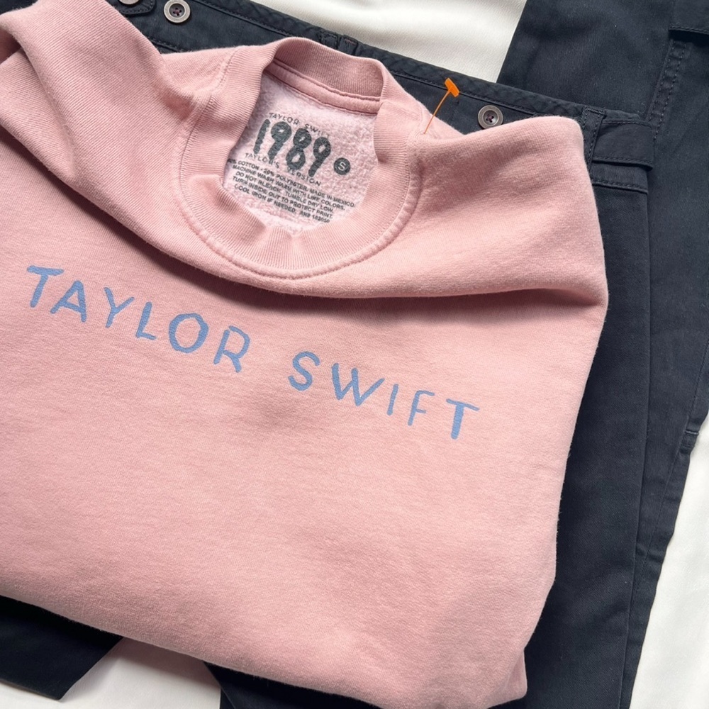 Taylor Swift Official 1989 Crewneck ✨🕊️ - Picture 3 of 3